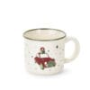 Tazzina in ceramica con decorazione di auto rossa natalizia carica di regali e stelle verdi su sfondo bianco.