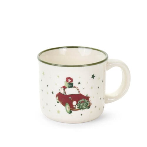 Tazzina in ceramica con decorazione di auto rossa natalizia carica di regali e stelle verdi su sfondo bianco.