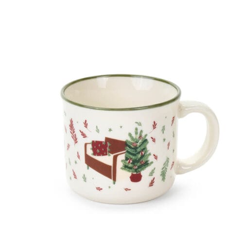 Tazzina in ceramica panna con disegno di divano marrone, albero di Natale e dettagli festivi verdi e rossi.