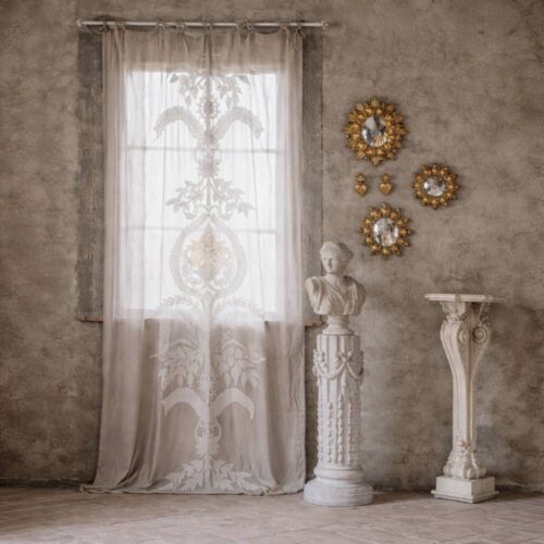 Tenda lunga beige con motivi floreali intagliati, stile elegante e romantico, su fondo neutro.