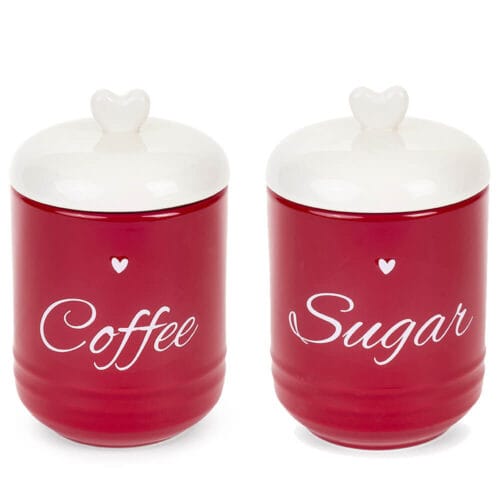 Coppia di barattoli in porcellana rossa con coperchio bianco e scritte decorative “Coffee” e “Sugar”.