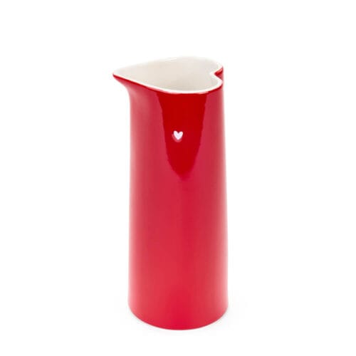 Caraffa in porcellana rossa con interno bianco e piccolo cuore, capienza 800 ml, confezionata in scatola regalo.