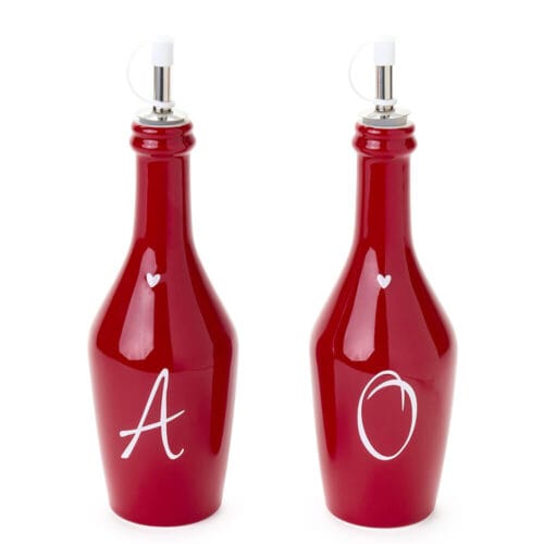 Set di due bottiglie in porcellana rossa con scritte bianche per olio e aceto, dotate di beccuccio dosatore in metallo.