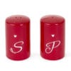 Coppia di contenitori in porcellana rossa per sale e pepe con scritte bianche “S” e “P” e cuoricino decorativo.