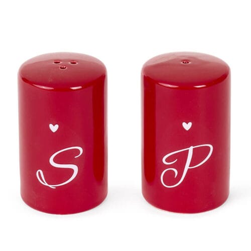 Coppia di contenitori in porcellana rossa per sale e pepe con scritte bianche “S” e “P” e cuoricino decorativo.