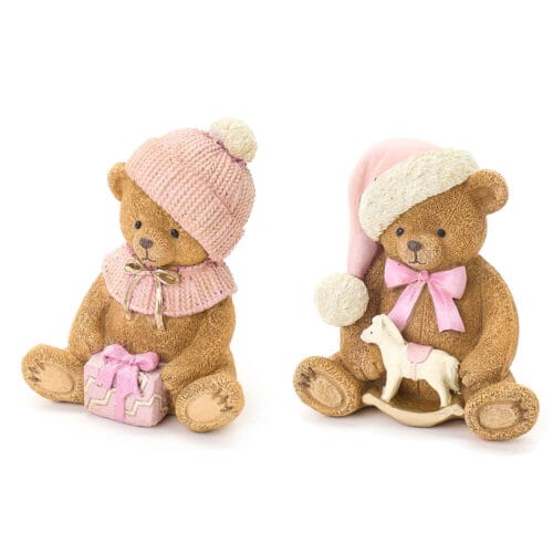 Coppia di orsetti in resina natalizi: uno con pacchetto regalo rosa e cappellino, l'altro con cavalluccio a dondolo e fiocco rosa.