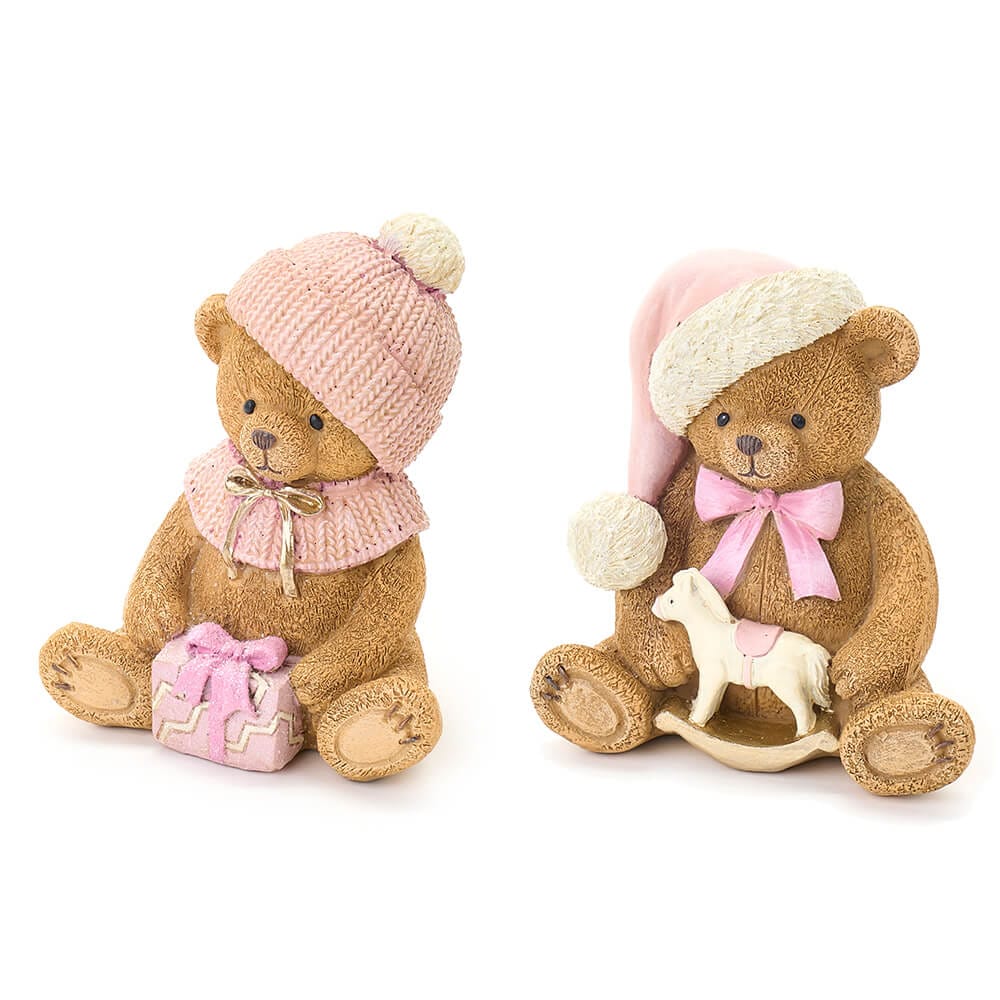 Coppia di orsetti in resina natalizi: uno con pacchetto regalo rosa e cappellino, l'altro con cavalluccio a dondolo e fiocco rosa.
