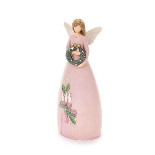 Statuina in resina raffigurante un angelo con abito rosa, ali glitterate, ghirlanda natalizia verde e decoro con candele sul vestito.