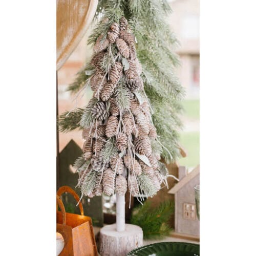 Albero decorativo 60 cm con pigne, rami e base in legno, effetto neve.