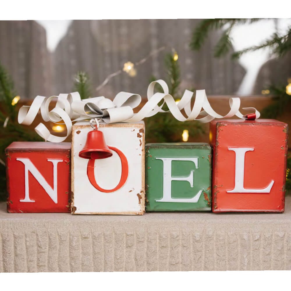 Decorazione natalizia in metallo con scritta NOEL, campanella e fiocco, collezione Storia di Natale.