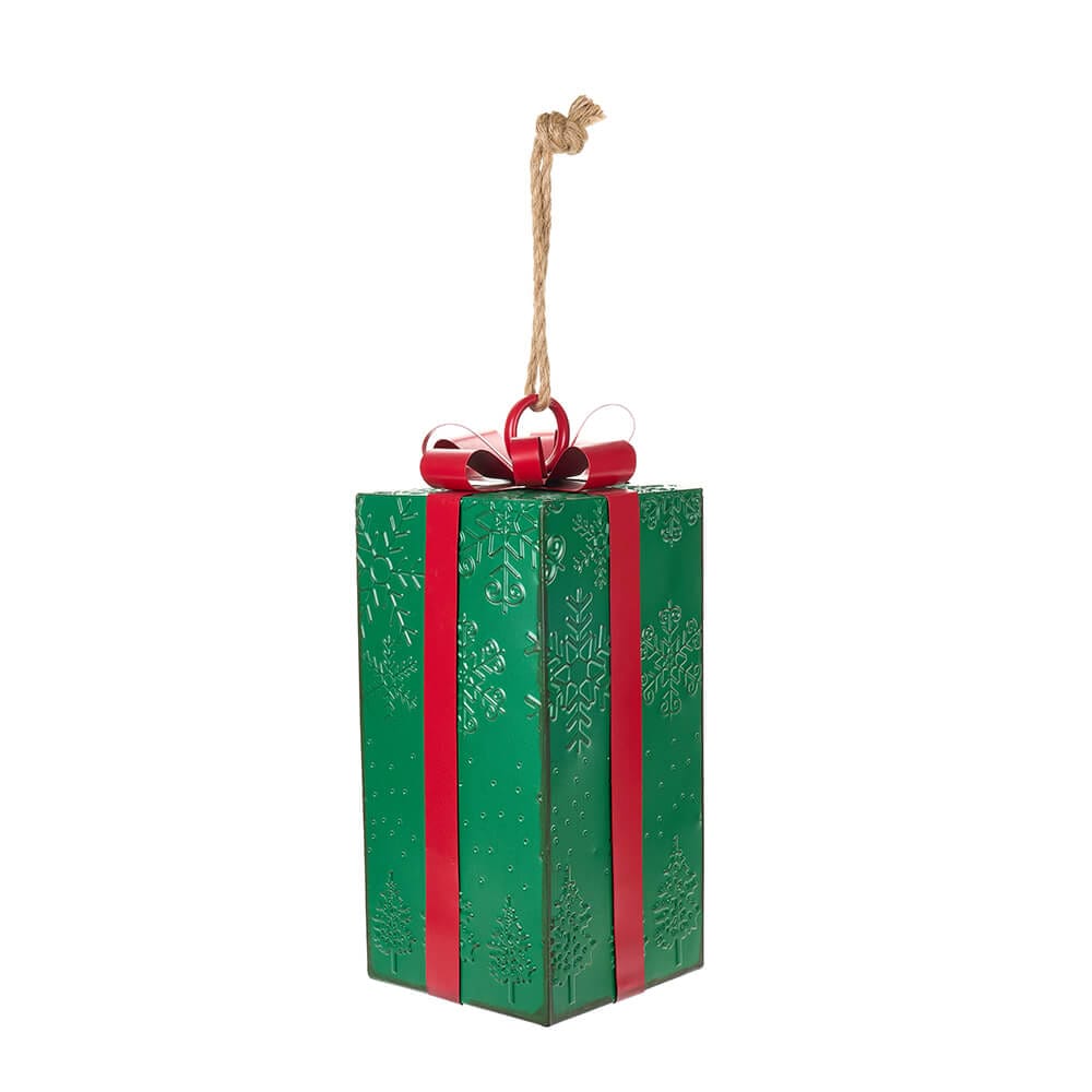 Pacco regalo decorativo in metallo verde con fiocco rosso, altezza 48 cm, collezione Storia di Natale.
