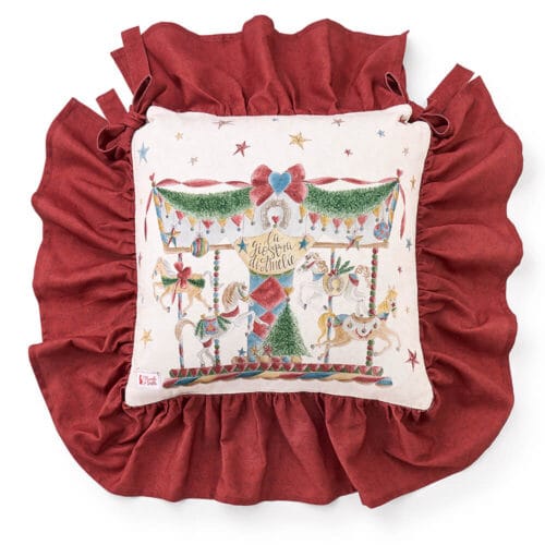 Cuscino per sedia in cotone con stampa giostra natalizia e volant rosso, collezione La Giostra di Amelie, 40x40+15 cm.