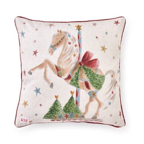 Cuscino decorativo in cotone con fronte natalizio raffigurante un cavallino da giostra e retro rosso tinta unita con motivo damascato.