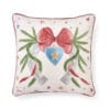 Cuscino in cotone con decoro natalizio: cuore azzurro, fiocco rosso, rami di pino e ferro di cavallo. Retro tinta unita rosso. Double face con interno.