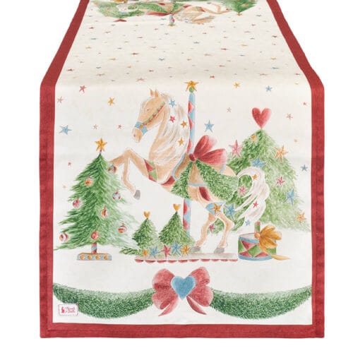 Runner in cotone con cavalluccio giostra, alberelli di Natale e fiocchi rossi e blu su sfondo chiaro con stelle, bordi in rosso scuro.