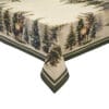 Tovaglia in cotone Nuvole di Stoffa 140x180 cm con stampa natalizia di cervi e alberi innevati, bordi verdi e stile country chic.