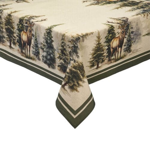Tovaglia in cotone Nuvole di Stoffa 140x180 cm con stampa natalizia di cervi e alberi innevati, bordi verdi e stile country chic.