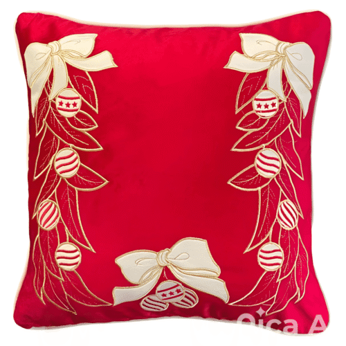 Cuscino in velluto rosso con ricami dorati, fiocchi bianchi e decorazioni natalizie a righe e stelle.