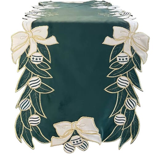 Runner natalizio in velluto verde con ricami dorati, fiocchi avorio e palline decorative a righe e stelline.