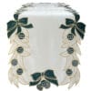 Runner natalizio in velluto bianco con ricami oro, fiocchi verdi e palline decorative a righe e stelle.