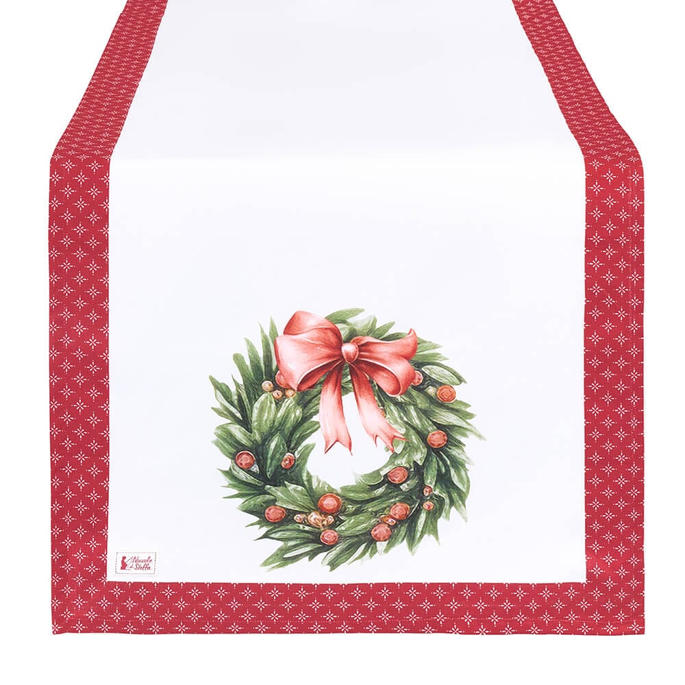 Runner natalizio in cotone bianco con stampa di ghirlanda con fiocco rosso e bordo rosso decorato, collezione Storia di Natale.