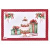 Tovaglietta natalizia in cotone con stampa di torta, pacchi regalo e bordo rosso decorato, retro rosso con motivo geometrico bianco.