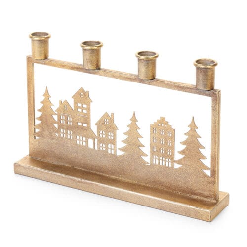 Portacandela rettangolare in metallo dorato con quattro alloggi per candele e decoro traforato di casette e alberi di Natale.