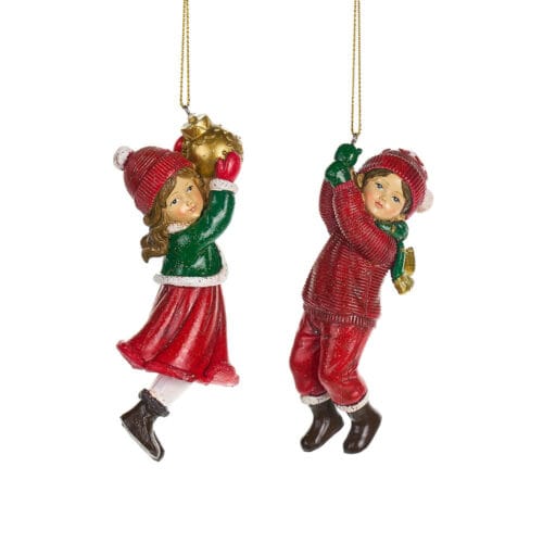 Coppia di decorazioni in resina da appendere raffiguranti bambini in abiti natalizi, con pallina dorata e dettagli glitterati.