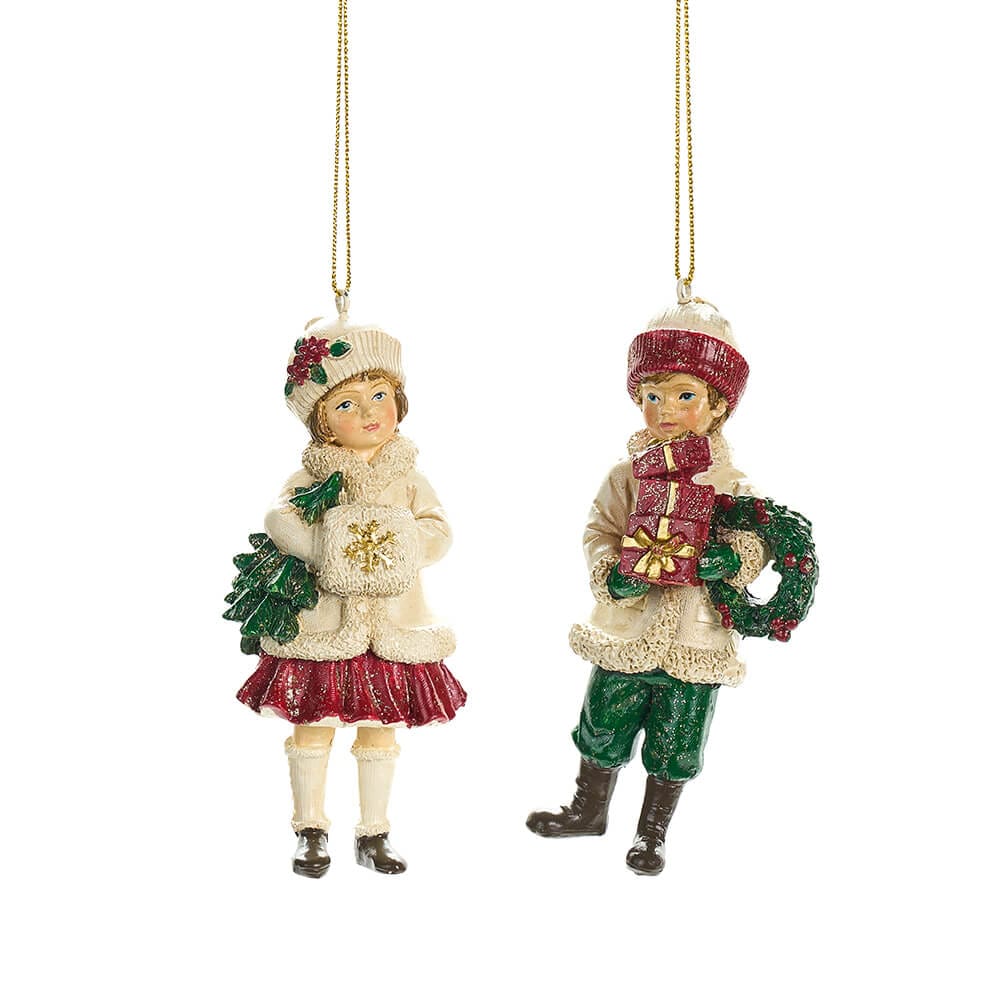 Decorazioni in resina con bimbo e bimba in abiti natalizi panna e rossi, con pacchi regalo, albero e ghirlanda, da appendere all’albero.