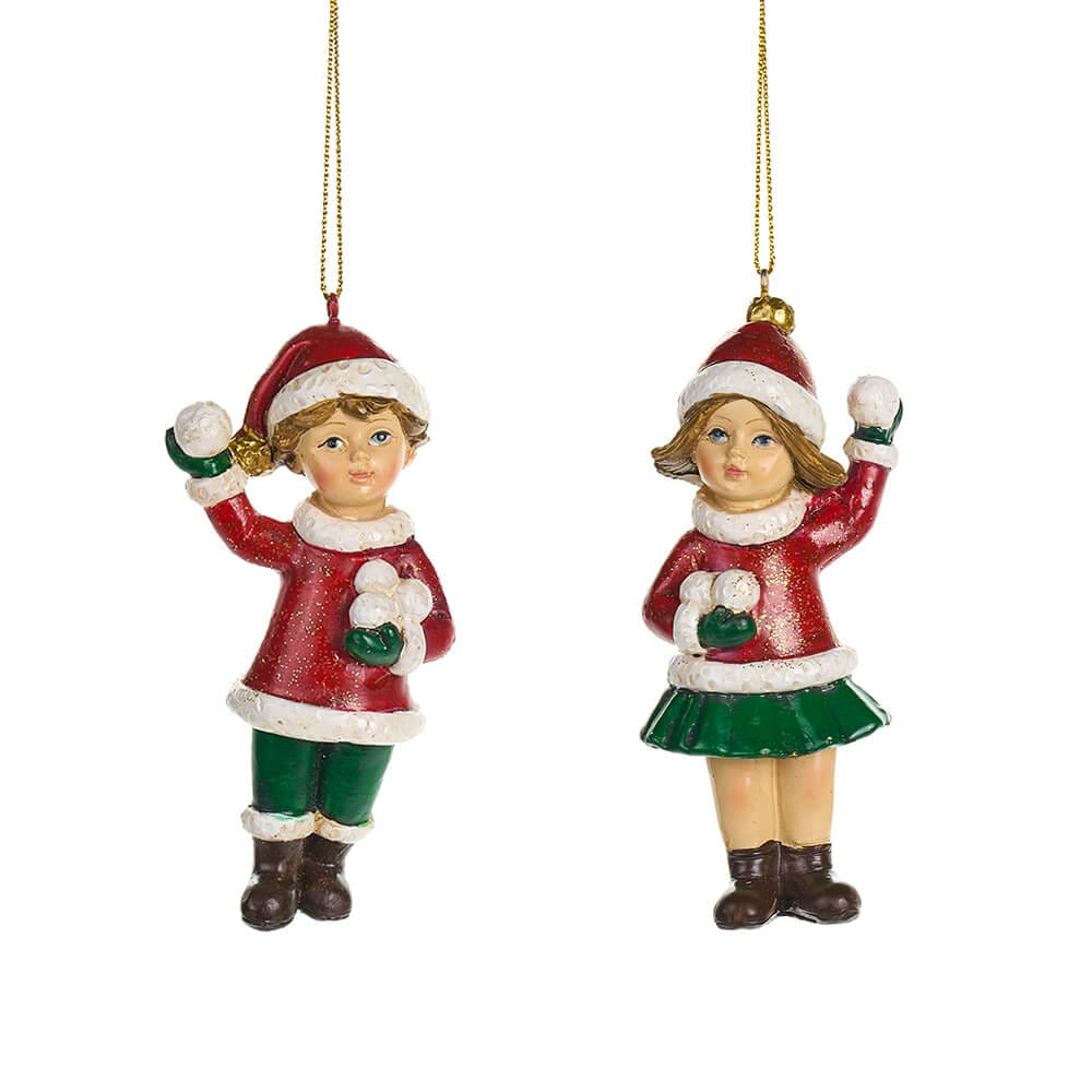 Decorazioni natalizie in resina con bimbo e bimba che tengono palle di neve, abiti rossi e verdi con glitter, da appendere all’albero.
