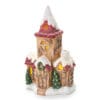 Casa natalizia in resina con luci LED calde, tetti innevati e abeti decorativi, collezione Storia di Natale.