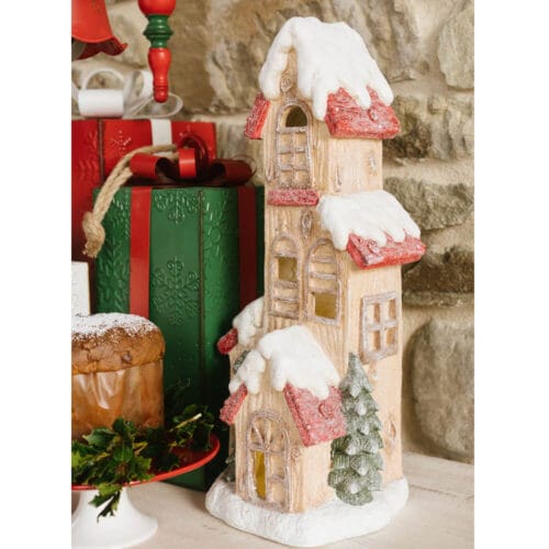 Casa natalizia alta in resina con tetti innevati e illuminazione a LED, collezione Storia di Natale.
