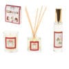 Set regalo natalizio composto da candela profumata, diffusore con bastoncini e spray ambiente, decorato con grafiche festive in stile vintage.