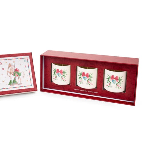 Cofanetto regalo con tre candele profumate in vetro decorate con fiocco rosso, cuore azzurro e rami di abete, confezionate in scatola illustrata natalizia.