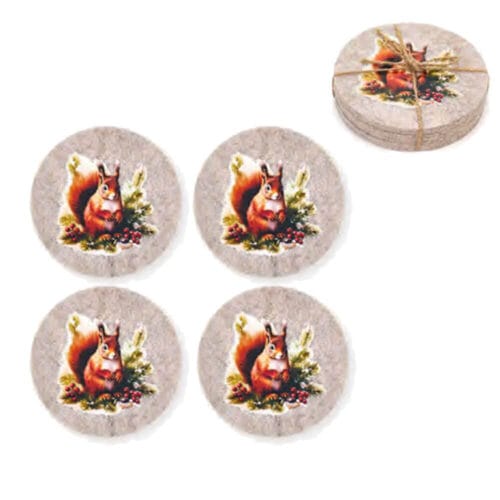 Set 4 sottobicchieri rotondi in feltro grigio con stampa scoiattolo natalizio della collezione Bosco Incantato.