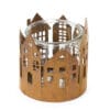 Portacandela in metallo corten con sagome traforate di casette e bicchiere in vetro per candela, stile rustico e decorativo.