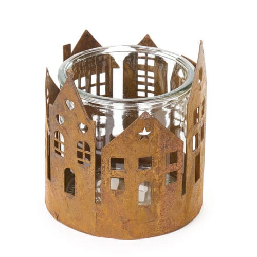 Portacandela in metallo corten con sagome traforate di casette e bicchiere in vetro per candela, stile rustico e decorativo.