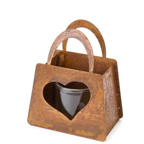 Lanterna in metallo corten a forma di borsetta con cuore traforato e portacandela in vetro, stile rustico e romantico.