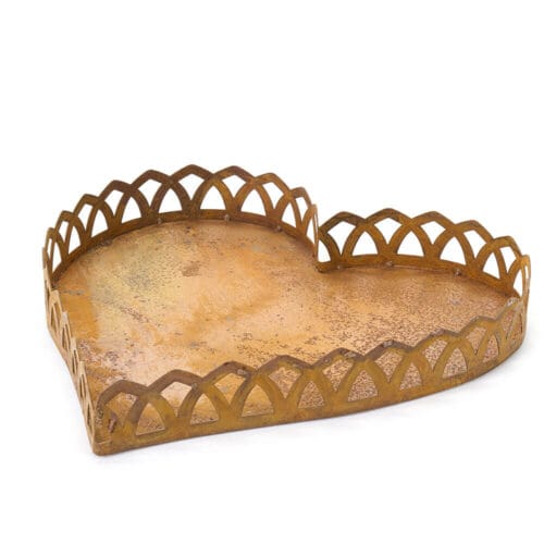 Vassoio a forma di cuore in metallo corten con bordo decorato, finitura effetto ruggine, stile romantico e rustico.