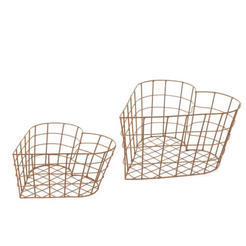 Set di due cestini decorativi in metallo a forma di cuore con struttura a rete color bronzo, dallo stile romantico e rustico.
