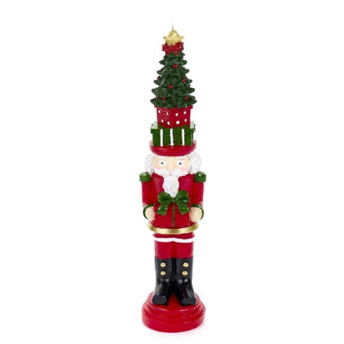 Candela in cera a forma di Schiaccianoci con cappello ad albero di Natale e pacchi regalo, nei toni del rosso, verde e oro.