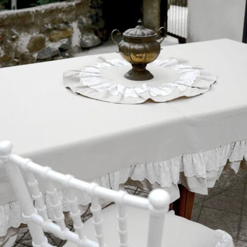 Tovaglia bianca Clodette collezione Lulù con rouche e pizzo Sangallo