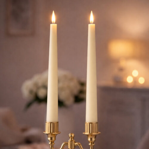 Due candele LED color avorio a forma di stelo, alte e sottili, con base avvitabile e accensione touch.