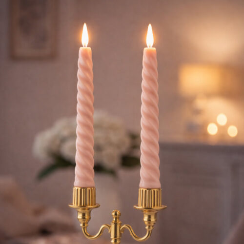 Due candele LED rosa con superficie a spirale e punta bianca, in cera plastica, con base filettata.