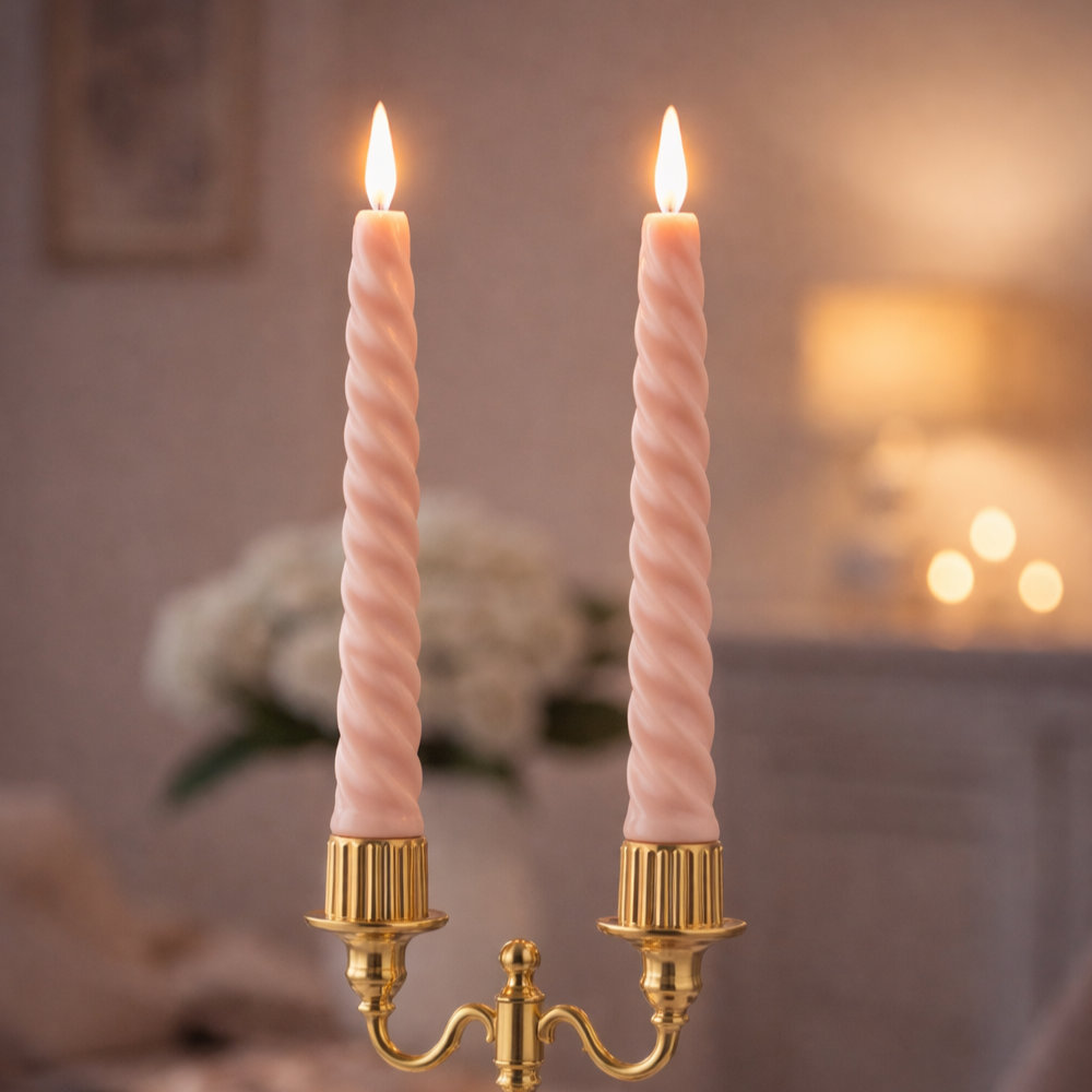Due candele LED rosa con superficie a spirale e punta bianca, in cera plastica, con base filettata.