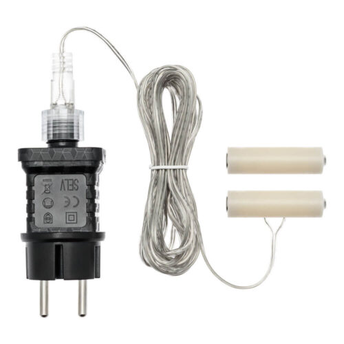Trasformatore per decorazioni natalizie, sostituisce 2 batterie AA con alimentazione da presa, include cavo lungo e adattatori.