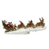 Decorazione natalizia con Babbo Natale sulla slitta trainata da quattro renne su base innevata.