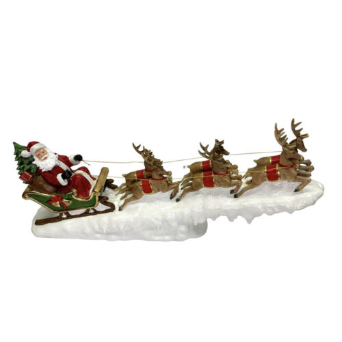 Decorazione natalizia con Babbo Natale sulla slitta trainata da quattro renne su base innevata.