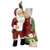 Statua natalizia in resina con Babbo Natale e la moglie che si baciano sotto il vischio, accompagnati da un cane con sciarpa.