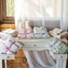 Set di asciugamani in spugna con pizzo, composto da asciugamano viso e ospite, disponibile in sei colori: bianco, beige, grigio, rosa, azzurro, verde.